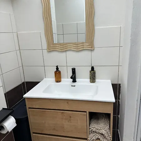 Apartment Petit Meuble
